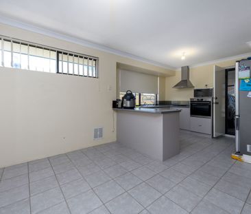 Neat and Tidy Family Home - Comfort & Convenience ! - Photo 4