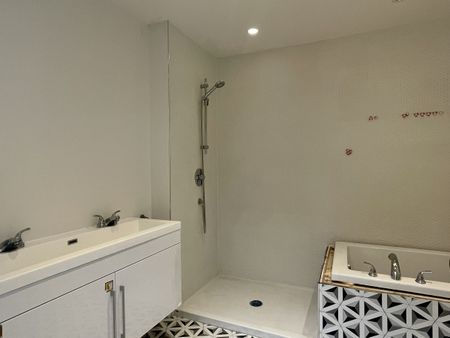 Ahuntsic-Cartierville: Logement rénové de 2 chambres sur 2 étages avec cour privée. - Photo 5