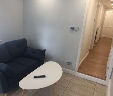 Charming Bedroom Apartment, LN1 - Photo 4