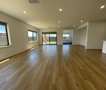 NICELY PRESENTED FOUR BEDROOM HOME ! - Photo 1