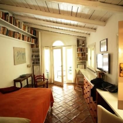 Center-Borgo Pio: Charming little 1 bedroom cottage in antique building with lovely private garden and terrace. Newly restored, modernly furnished, bright, silent, near metro, shops and services. Ref 1169 - Photo 2