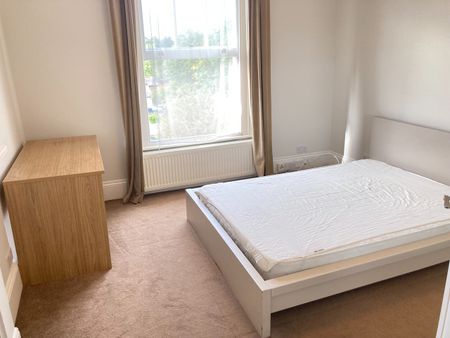 4 Bed Flat, Very Near Haven Green Area, W5 - Photo 3