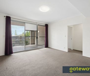 STYLISH GROUND FLOOR APARTMENT - Photo 1