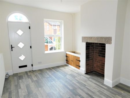 2 bedroom mid terrace to let - Photo 3