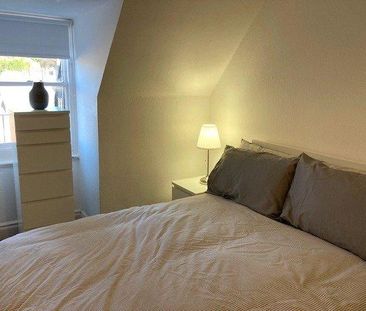 1 bedroom in a flat share to rent - Photo 2