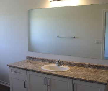 For Lease - 20 Blackpool Lane, East Gwillimbury, Ontario - Photo 6