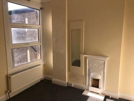 4 bedroom flat to rent - Photo 2