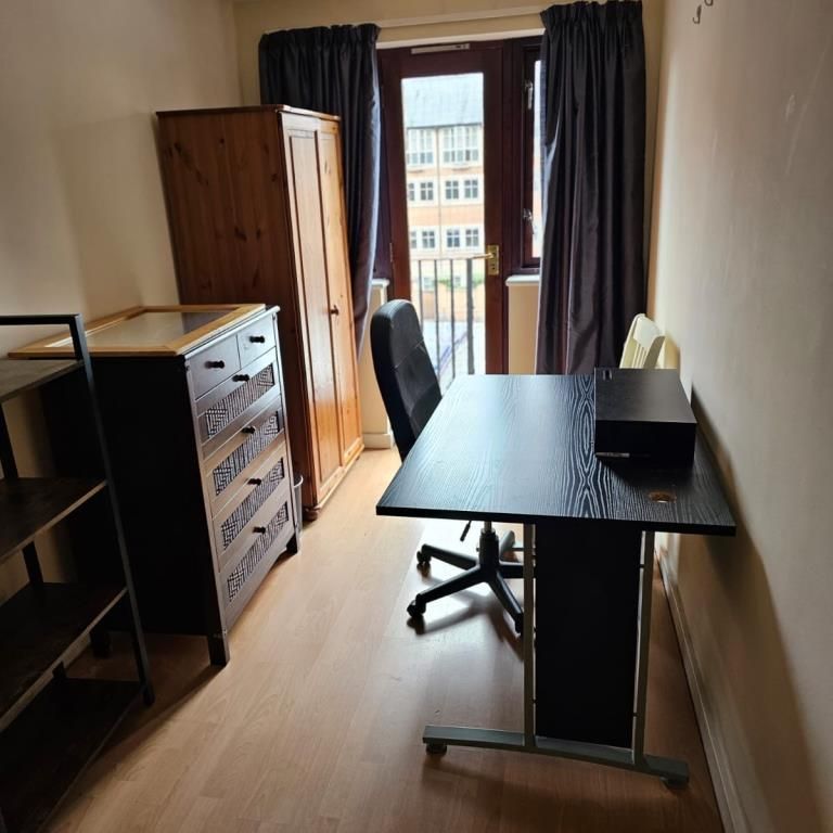 3 bedroom flat to rent - Photo 1