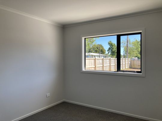 Modern Three bedroom home! - Photo 1