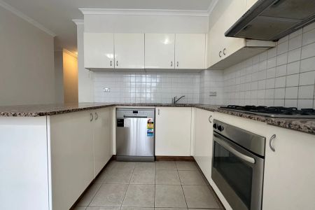 Top Floor Apartment, Your Cozy Retreat Close to Everything! - Photo 5