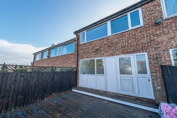 RBAOD LANE CLOSE BRAMLEY LEEDS LS13 2UD - Photo 1