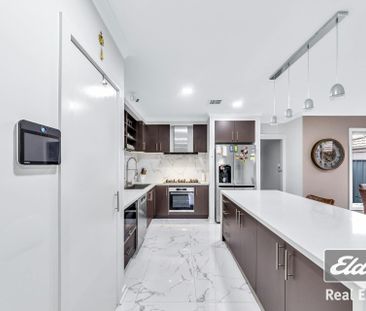 Beautiful double storey opposite the Wyndham Village shopping centre ! - Photo 3