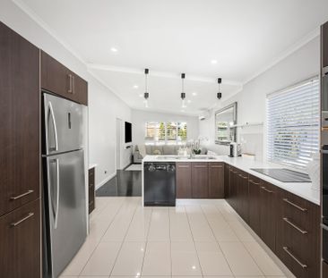 MODERN FAMILY HOME WITH SWIMMING POOL! - Photo 5