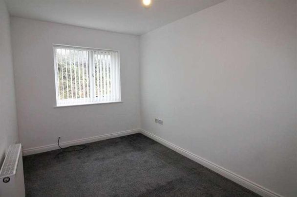 Queens Square, Deckham, Gateshead, NE10 - Photo 1