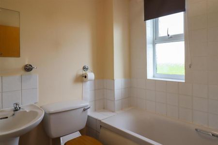 3 bedroom semi-detached house to rent - Photo 3