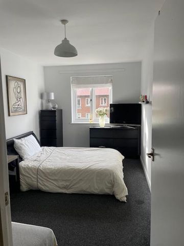 1 bedroom in a flat share to rent - Photo 5