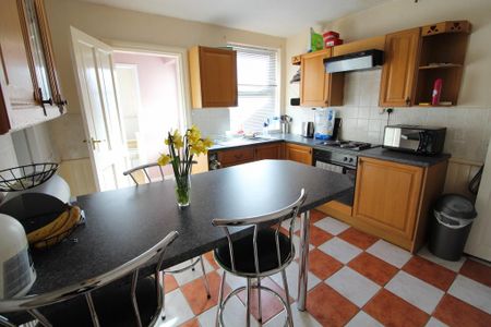 2 bedroom terraced house to rent - Photo 4