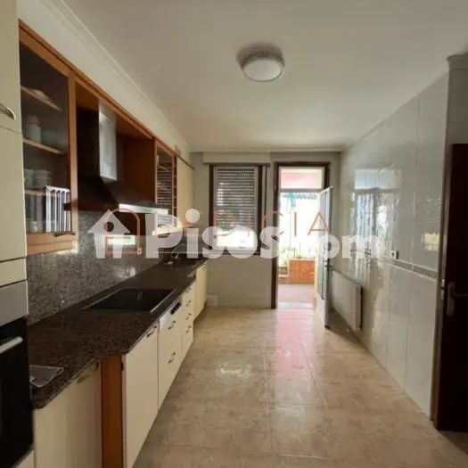 Casa en alquiler en Calle de Montecelo Alto, cerca de Travesía de Vigo - Photo 1
