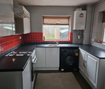 4 bedroom semi-detached house to rent - Photo 5