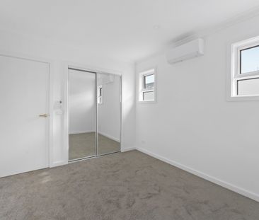 An effortless lifestyle in sparkling surrounds - Photo 1