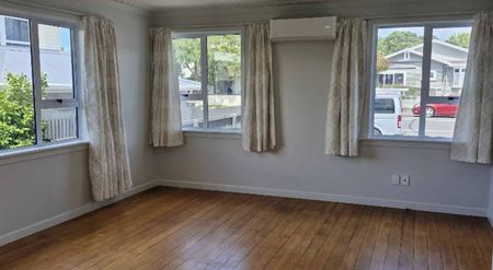 Location, double glazed and includes internet - Photo 3