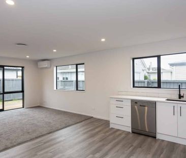 Spacious 2 Bedroom Townhouse! - Photo 2