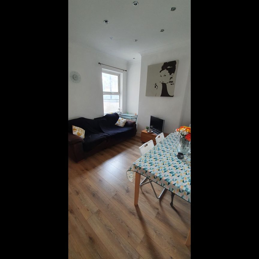 Room in a Shared House, Seely Road, SW17 - Photo 1