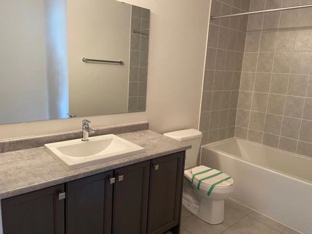 For Lease - 219 Vivant Street, Newmarket, Ontario - Photo 3