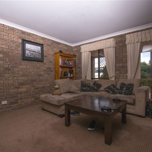 🏡 Spacious 4x2 Family Home in Prime Leeming Location! - Photo 1