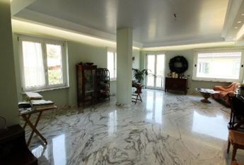 Aventino-S.Saba: Brand new 3 Bedroom, 3 bath, spacious triple living-dining room, modern kitchen, large balconies. Air conditioning, alarm, lots of natural light, located on quiet tree lined street walking distance to all services, metro, FAO. Ref 2057