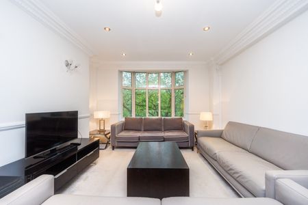 A beautiful five-bedroom apartment located on the fourth floor in St John’s Wood, London NW - Photo 3