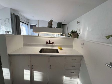 Tidy one bedroom unit in great location! - Photo 5