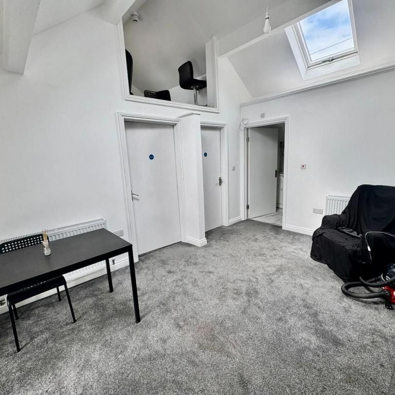 1 bedroom in a house share to rent - Photo 1