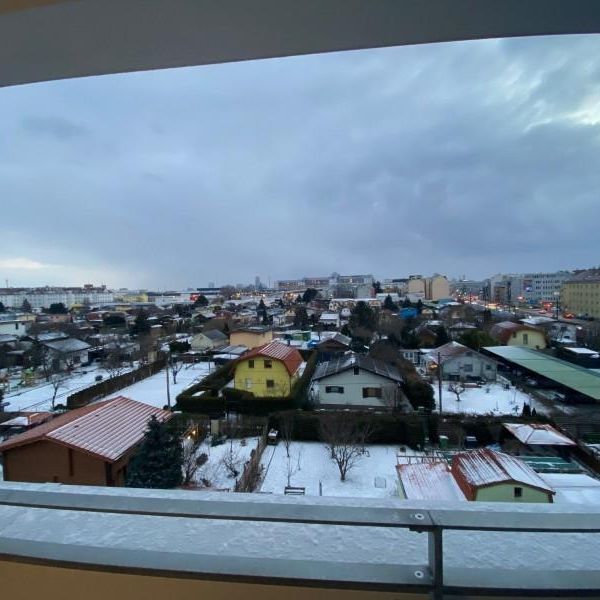 Nähe Krankenhaus Nord – Sonnige helle Hauptmietwohnung mit Weitblick und großzügigen Balkon - Photo 1