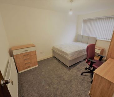 4 bedroom House in Kendall Lane BED), Leeds - Photo 3