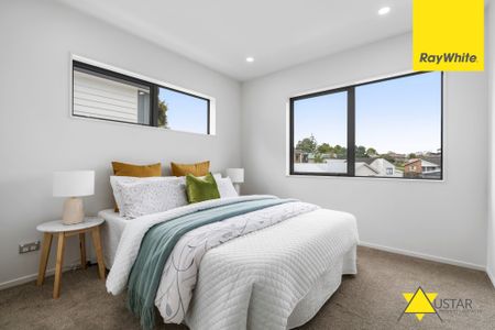 Elegant Three-Level Townhouse with Stunning Views in West Harbour - Photo 5