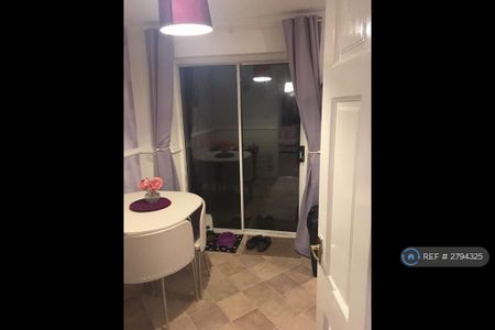 2 bedroom semi-detached house to rent - Photo 5