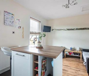 4 bedroom flat to rent - Photo 1