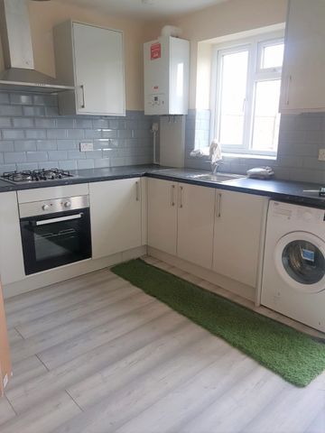 Central Avenue, Greater London, UB3 - Photo 3