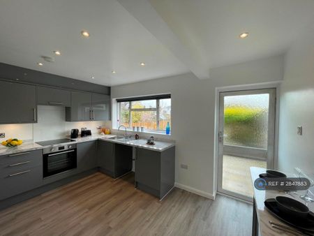 3 bedroom terraced house to rent - Photo 5