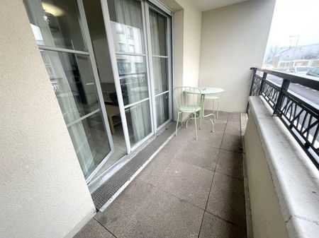 A LOUER - APPARTEMENT MEUBLÉ + BALCON + 2 PARKING - Photo 3