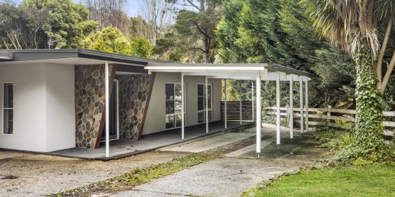 Mid Century House in prime location - Photo 3
