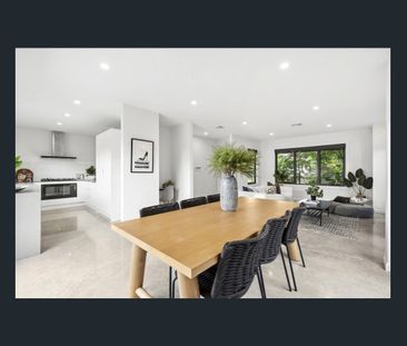 Live a life of luxury in this Comtemporary Townhouse - Photo 4