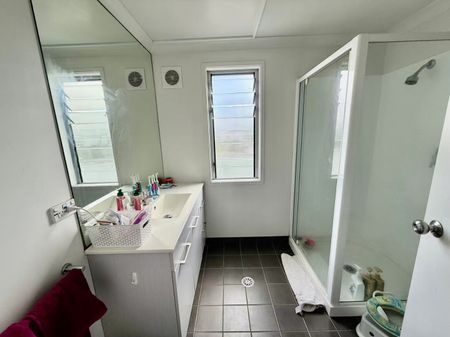 City-Fringe Living – Modern Apartment in Eden Terrace - Photo 3