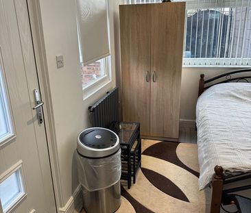 Bedsit, Manley Road, M21 - Photo 2