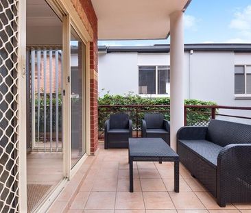 Tastefully Renovated, Oversized (218 sqm) Sun-Filled Garden Apartme... - Photo 5