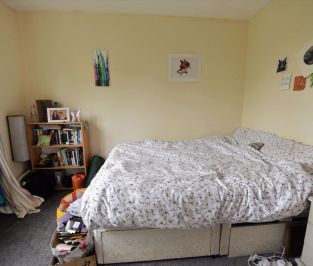 4 bedroom House in Becketts Park Drive, Leeds - Photo 1