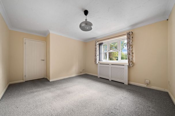Station Approach, Ewell, KT17 - Photo 1