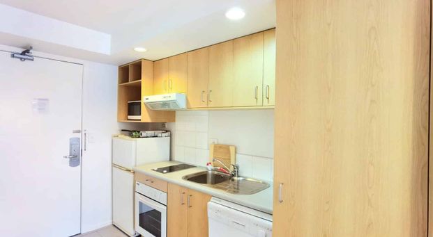 Spacious, sunny and sea view studio close to Shortland Street - Photo 1