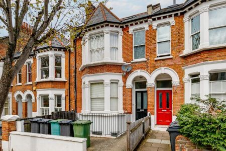 3 Bedroom Apartment To Let - Photo 2